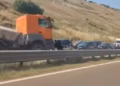 Vetaksident në autostradën “Ibrahim Rugova”, kamioni shpërndan zhavorr në rrugë