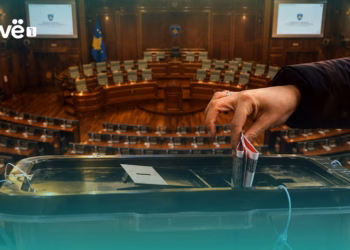 Qytetarët e Kosovës votojnë mes pasigurive për stabilitetin politik