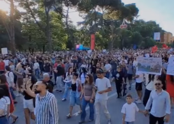 Dita e dytë e protestës në Tiranë për Zvërnecin, mijëra qytetarë nisin marshimin drejt Kryeministrisë