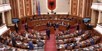 Protesta për Zvërnecin, Kuvendi i Shqipërisë përfshihet në debate