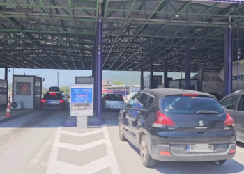 Mbi 12 mijë turistë u futën në Shqipëri në 12 orët e fundit