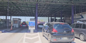 Mbi 12 mijë turistë u futën në Shqipëri në 12 orët e fundit