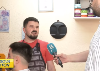 Mërgimtari prej berberit te kutia e votimit, e bën plan për të votuar me familje