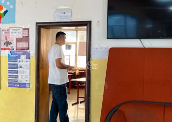 Hapen qendrat e votimit, qytetarët në radhë për të ushtruar të drejtën e votës