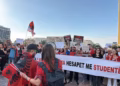 Dita e nëntë e protestës kundër projektit në Zvërnec, qytetarët grumbullohen në shesh, nis marshimi drejt bulevardit ‘Dëshmorët e Kombit’
