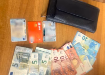 Qytetarja dorëzon në Polici portofolin me dokumente dhe para të gjetura në Viti
