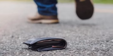 Ferizajasi dorëzon në Polici portofolin e gjetur me 160 euro