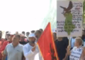 “Ndryshimi fillon me ne”, protestuesit mblidhen para Parlamentit të Shqipërisë