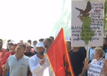 “Ndryshimi fillon me ne”, protestuesit mblidhen para Parlamentit të Shqipërisë
