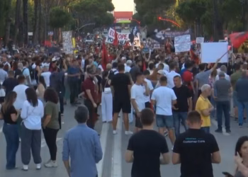 Procedohen penalisht 23 protestues, penguan qarkullimin e mjeteve në disa rrugë të Tiranës