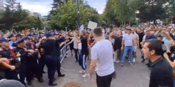 Përplasje mes qytetarëve dhe policisë në protestën kundër ndërtimeve në Zvërnec