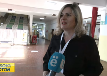 Qytetarët e Prishtinës presin me radhë për të votuar qysh në orët e para