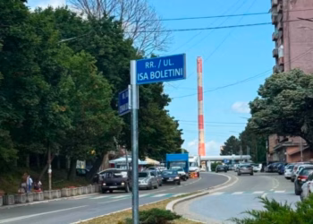 Vendosen tabelat me emra të rinj të rrugëve në Mitrovicën e Veriut