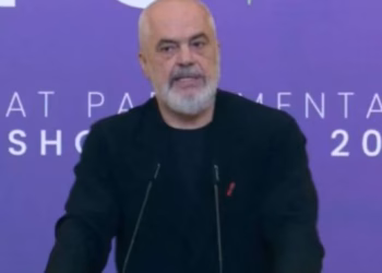 ​Rama: Në protestë njerëz nga Kosova, Maqedonia e ndërkombëtarë për “të shpëtuar Shqipërinë