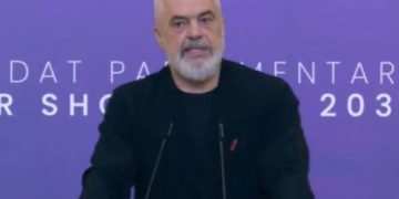 ​Rama: Në protestë njerëz nga Kosova, Maqedonia e ndërkombëtarë për “të shpëtuar Shqipërinë
