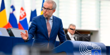Eurodeputeti holandez: Vuçiq po përdor taktikën e autokratëve për të qëndruar në pushtet