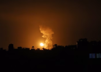Izraeli sulm ndaj tendave të civilëve të zhvendosur në Gaza, një palestinez i vrarë dhe 16 të plagosur