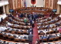 Tensione në Kuvendin e Shqipërisë, deputetët e opozitës bllokojnë foltoren, ndërpritet seanca
