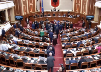 Tensione në Kuvendin e Shqipërisë, Berisha: Ta shkarkojmë Ramën, Balla: I fundit që mund të flasë je ti