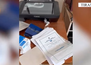 Zbulohet në Durrës laboratori për falsifikimin e dokumenteve, arrestohen babë e bir