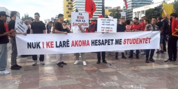 Dita e 12-të e protestës në Tiranë, qytetarët sërish në bulevard