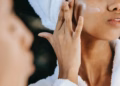 5 truke të lehta për të trajtuar lëkurën e dehidratuar!