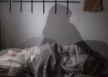 Mungesa e gjumit rrit rrezikun për goditje në tru