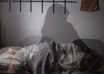 Mungesa e gjumit rrit rrezikun për goditje në tru