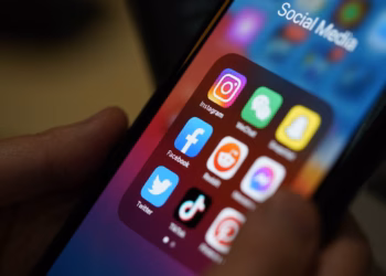 Emiratet e Bashkuara Arabe bëhen vendi i parë arab që ndalon mediat sociale për personat nën 15 vjeç