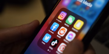 Emiratet e Bashkuara Arabe bëhen vendi i parë arab që ndalon mediat sociale për personat nën 15 vjeç