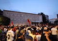 Dita e 27-të e protestës në Tiranë, aktivistët dhe qytetarët nisin marshimin drejt Kryeministrisë