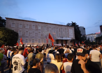 Dita e 27-të e protestës në Tiranë, aktivistët dhe qytetarët nisin marshimin drejt Kryeministrisë