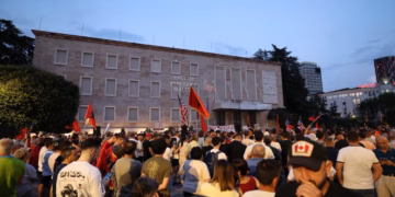 Dita e 27-të e protestës në Tiranë, aktivistët dhe qytetarët nisin marshimin drejt Kryeministrisë