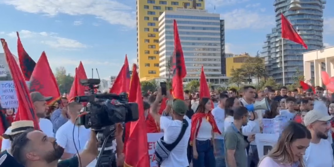 Dita e tretë e protestës në Tiranë për Zvërnecin