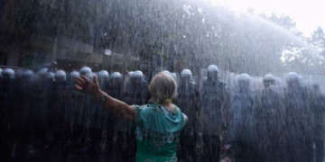 Disa të lënduar teksa protestuesit përplasen me policinë në protestën antiqeveritare në Shqipëri