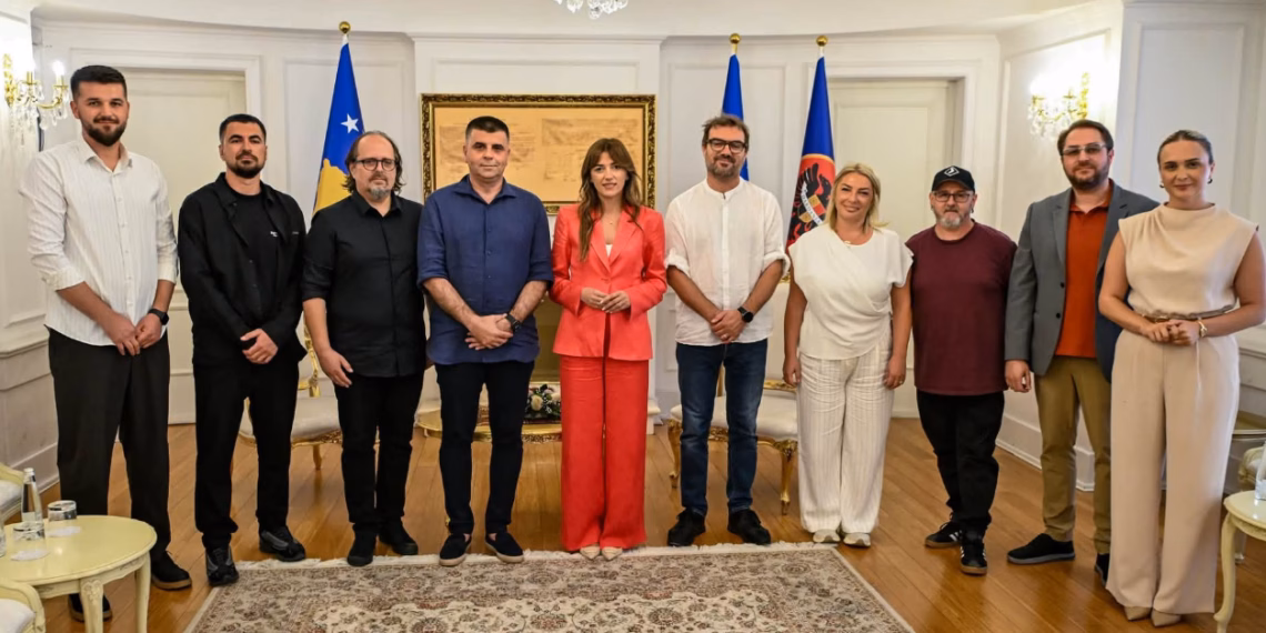 Haxhiu dekoron grupin “Marigona” për kontributin në muzikën rock të Kosovës