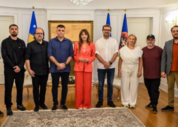Haxhiu dekoron grupin “Marigona” për kontributin në muzikën rock të Kosovës