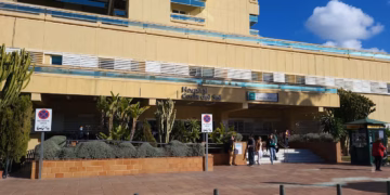 Dramë në një hotel në Spanjë, mbi 60 turistë përfundojnë në spital pas helmimit me gaz