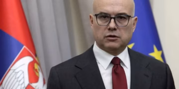 Aktivistët e Vuçiqit i thyen nofullën studentes protestuese me shkop bejzbolli, Vuçeviq “u rrëzua”