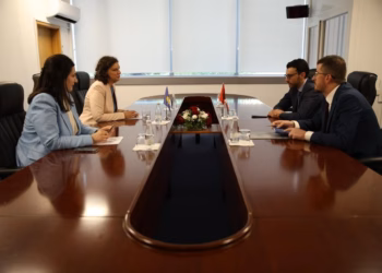 Rizvanolli e Karakaç diskutojnë projektin e termocentralit të Vlorës me gaz të lëngëzuar nga ShBA