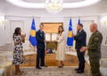 Haxhiu dekoron Kolonelin A. J. Berg me Medaljen Presidenciale Ushtarake