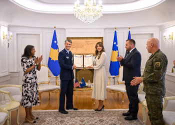 Haxhiu dekoron Kolonelin A. J. Berg me Medaljen Presidenciale Ushtarake