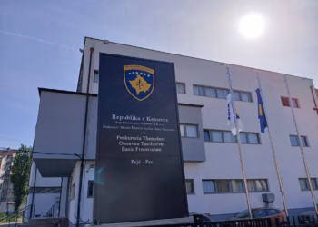 Aktakuzë ndaj një burri për dhunim të bashkëshortes në Pejë, ngarkohet edhe me vepra të tjera penale