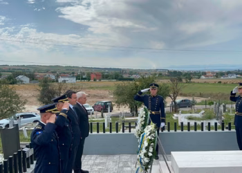 Kurti e Sveçla bëjnë homazhe te varri i heroit Afrim Bunjaku
