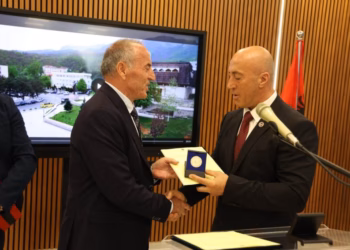 Haradinaj dekoron katër kontribues nga Shqipëria për kontributin e tyre në çlirimin e Kosovës