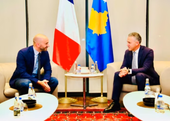Ministri francez arrin në Kosovë, takohet me kryenegociatorin e Kosovës me BE-në