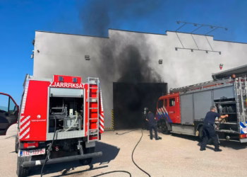 Zjarr i madh në një fabrikë metali në Gjakovë, ndërhyjnë zjarrfikësit