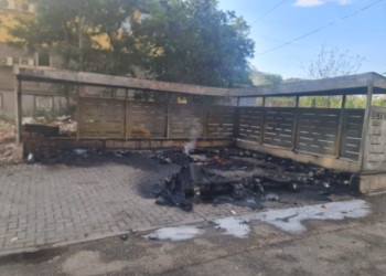 ​Digjen kontejnerë në dy rrugë të Prishtinës, zjarri përfshin edhe dy vetura