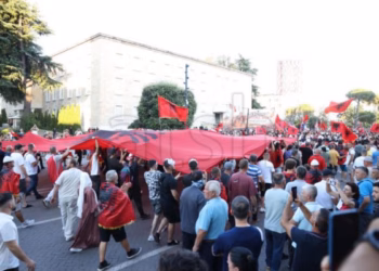 Dita e 35-të e protestës në Tiranë, para kryeministrisë edhe qytetarë nga diaspora