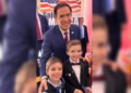Marco Rubio fotografohet me dy fëmijë kosovarë në festën e Pavarësisë së ShBA